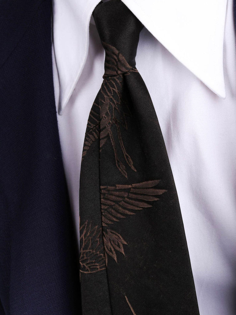 Cravate homme en soie, motif grue, finition roulottée main, cravate trois plis, style chinois traditionnel, sans doublure, texture fluide, modèle Aurélien - Bonnets - Café