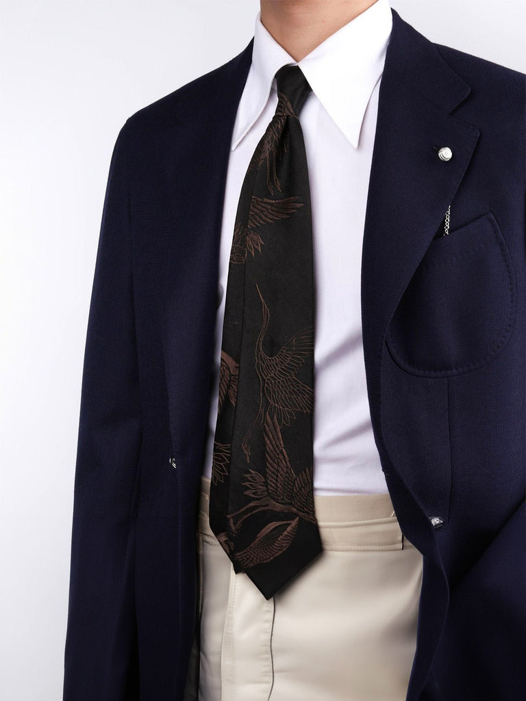 Cravate homme en soie, motif grue, finition roulottée main, cravate trois plis, style chinois traditionnel, sans doublure, texture fluide, modèle Aurélien - Bonnets - Café