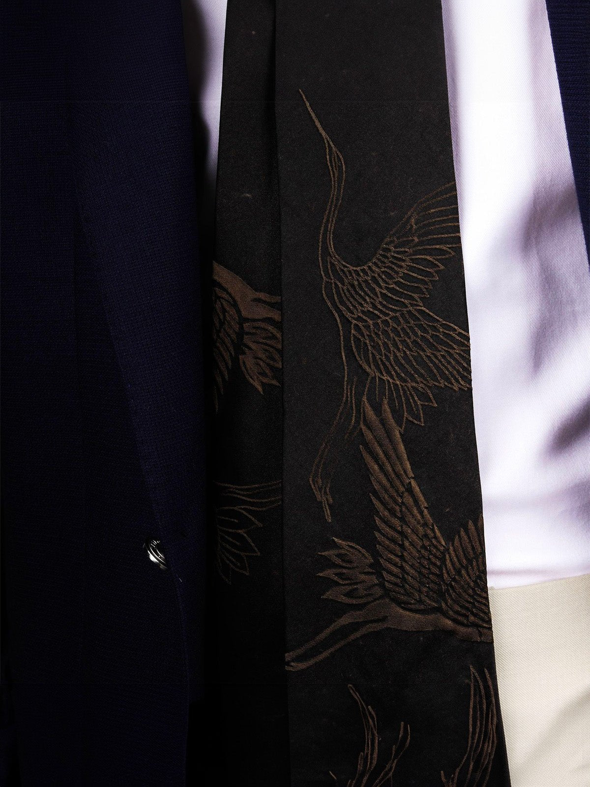 Cravate homme en soie, motif grue, finition roulottée main, cravate trois plis, style chinois traditionnel, sans doublure, texture fluide, modèle Aurélien - Bonnets - Café