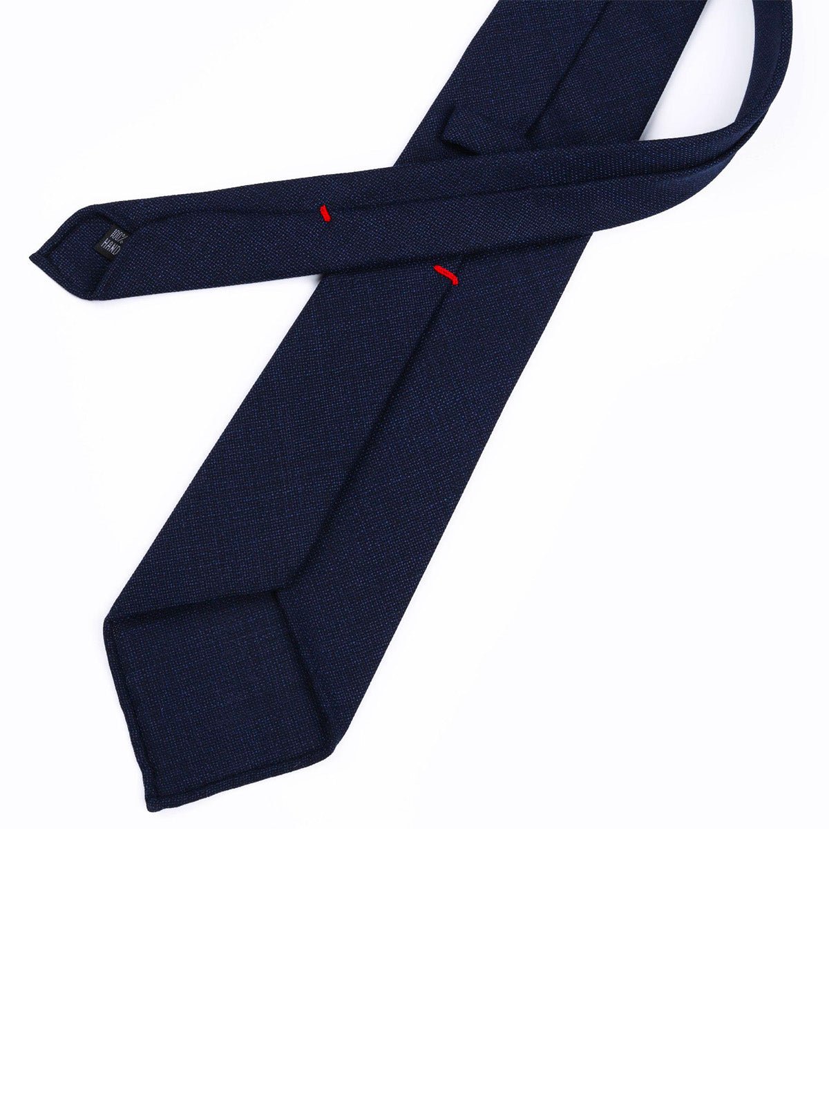 Cravate laine bleu marine, texture discrète, coupe trois plis, sans doublure, couture main, roulottée à la main, style business chic, accessoire masculin, modèle Josua - Bonnets - Bleu marine