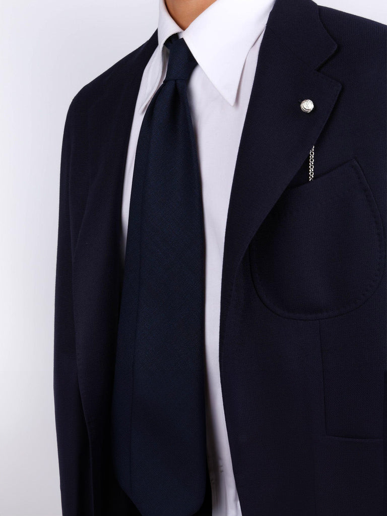 Cravate laine bleu marine, texture discrète, coupe trois plis, sans doublure, couture main, roulottée à la main, style business chic, accessoire masculin, modèle Josua - Bonnets - Bleu marine