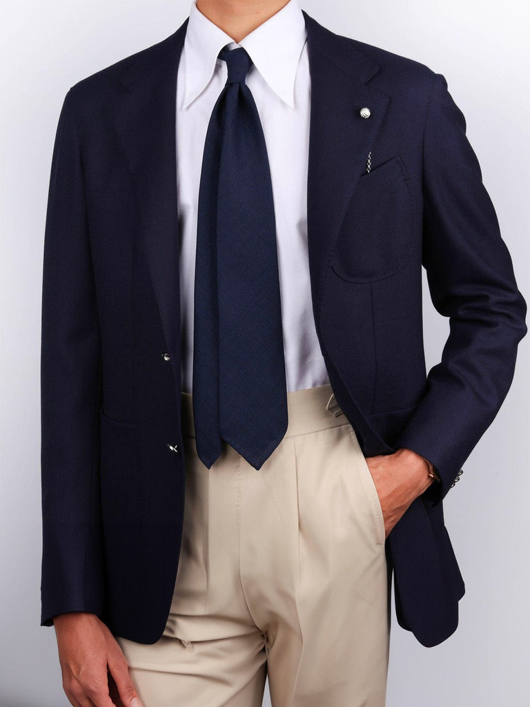 Cravate laine bleu marine, texture discrète, coupe trois plis, sans doublure, couture main, roulottée à la main, style business chic, accessoire masculin, modèle Josua - Bonnets - Bleu marine