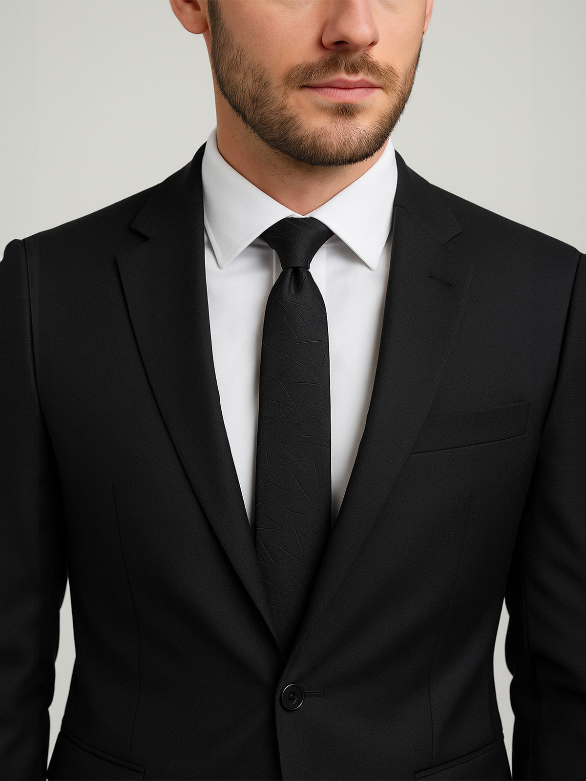 Cravate pour homme, texture discrète, motif géométrique, largeur 8cm, idéale pour costume, usage professionnel, style moderne, modèle Richie - Bonnets - Noir