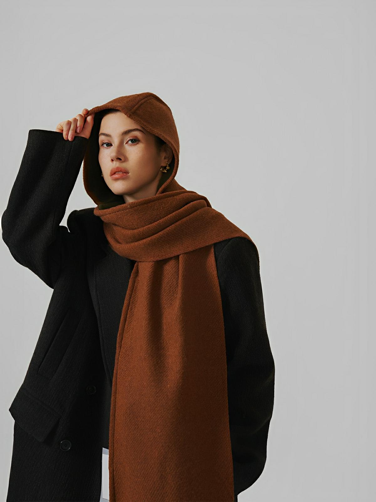 Écharpe à capuche douce et chaude en laine mélangée, design uni avec franges et doublure contrastée pour l’hiver, modèle Louva - Écharpe - Marron