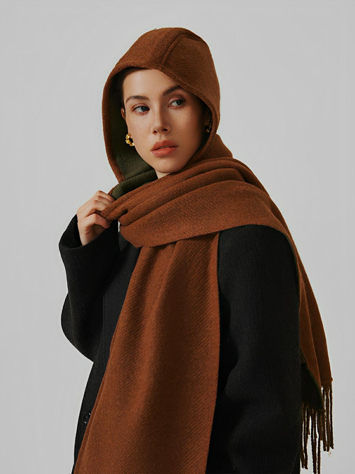 Écharpe à capuche douce et chaude en laine mélangée, design uni avec franges et doublure contrastée pour l’hiver, modèle Louva - Écharpe - Marron