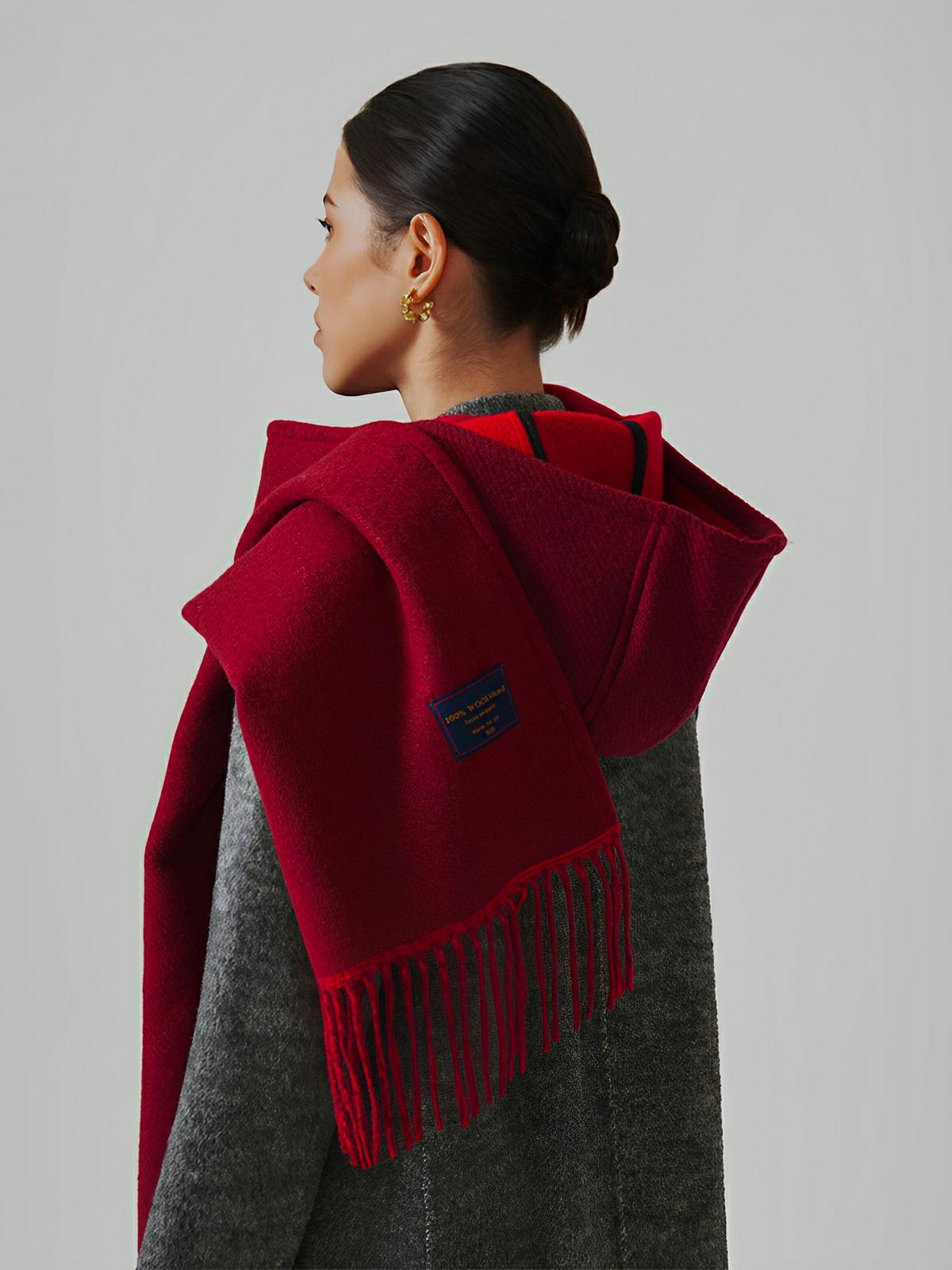 Écharpe à capuche douce et chaude en laine mélangée, design uni avec franges et doublure contrastée pour l’hiver, modèle Louva - Écharpe - Bordeaux