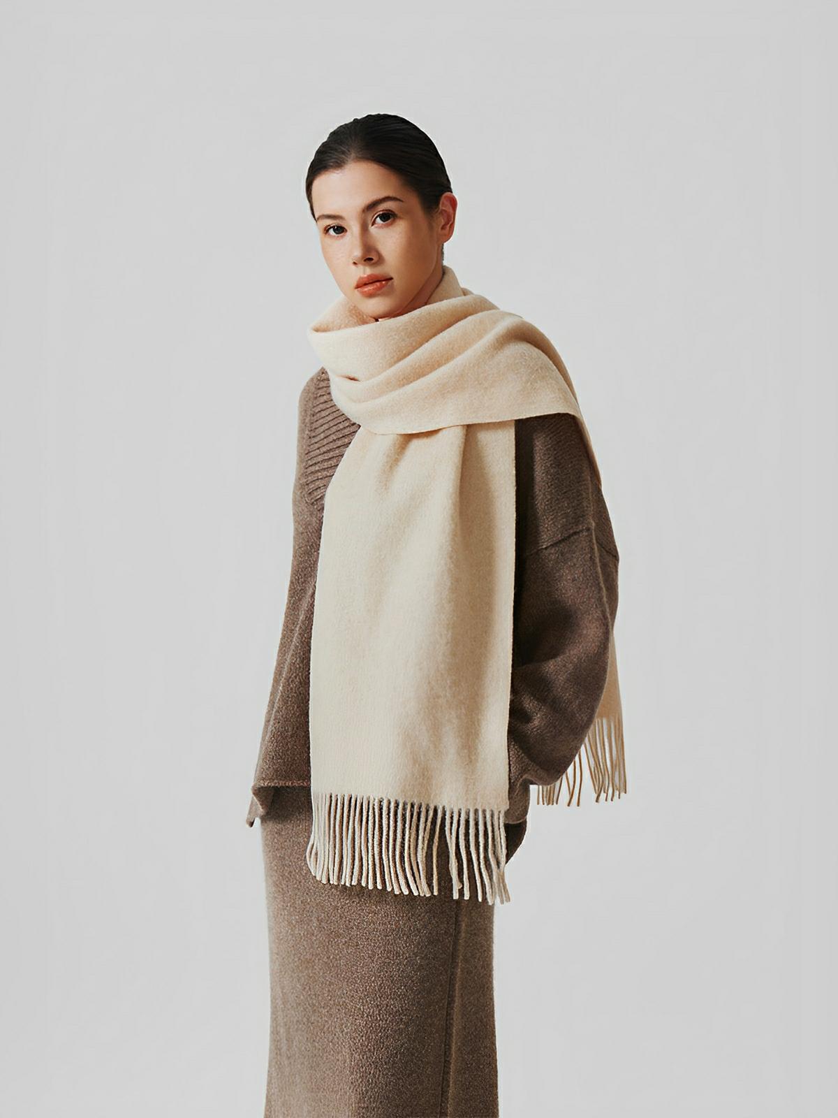 Écharpe chaude en laine douce pour femme, accessoire hivernal long à franges, confort thermique 100% laine naturelle, modèle Wilma - Écharpe - Blanc
