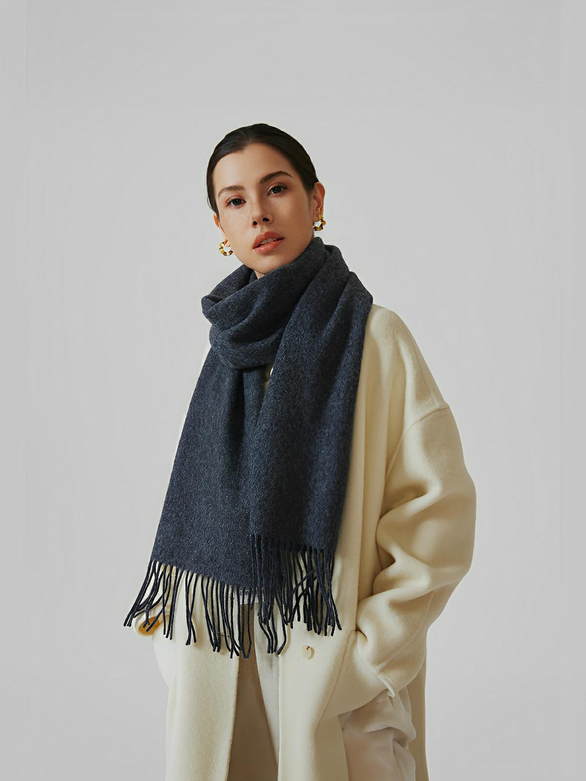Écharpe chaude en laine douce pour femme, accessoire hivernal long à franges, confort thermique 100% laine naturelle, modèle Wilma - Écharpe - Gris foncé