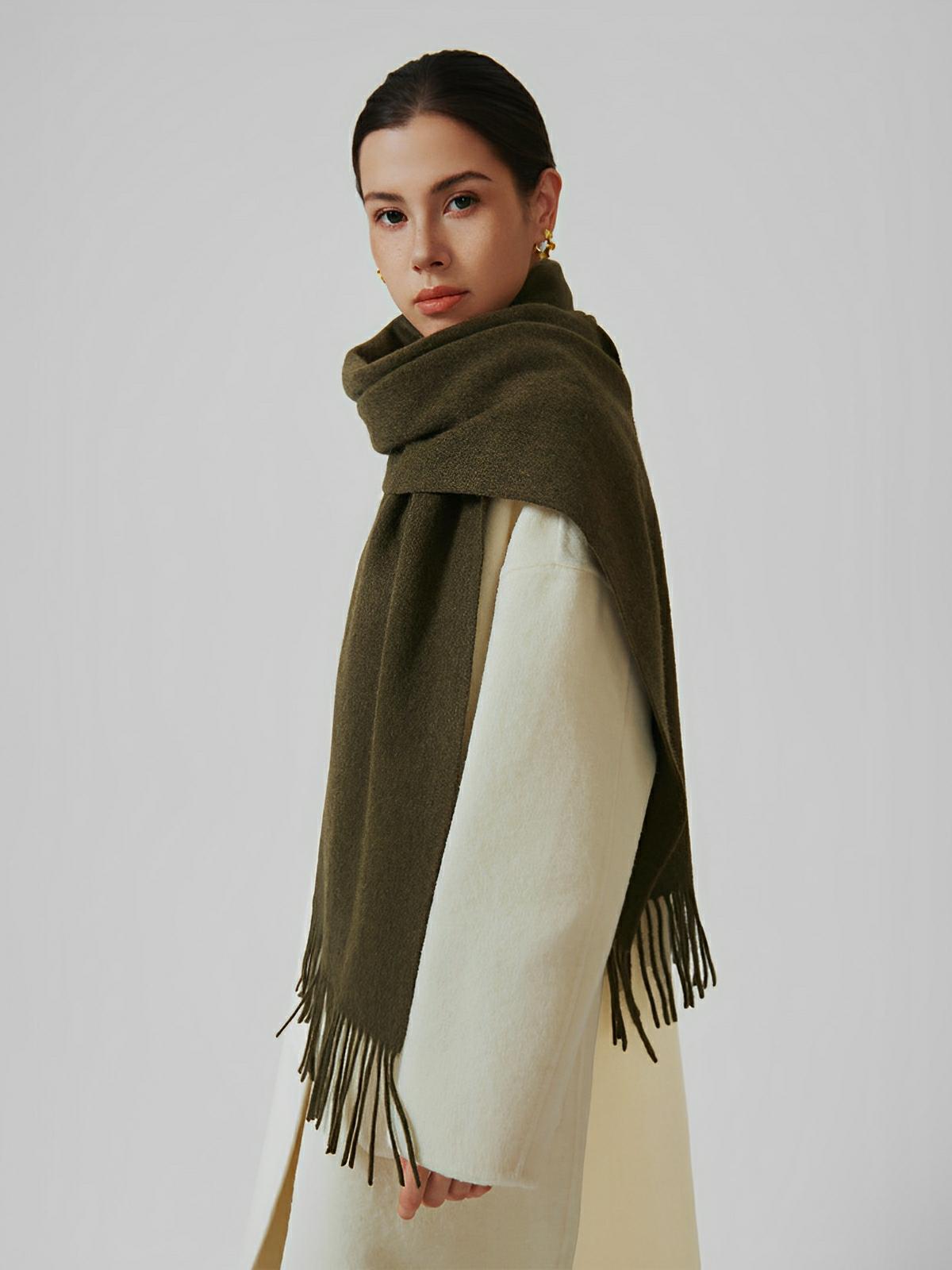Écharpe chaude en laine douce pour femme, accessoire hivernal long à franges, confort thermique 100% laine naturelle, modèle Wilma - Écharpe - Kaki