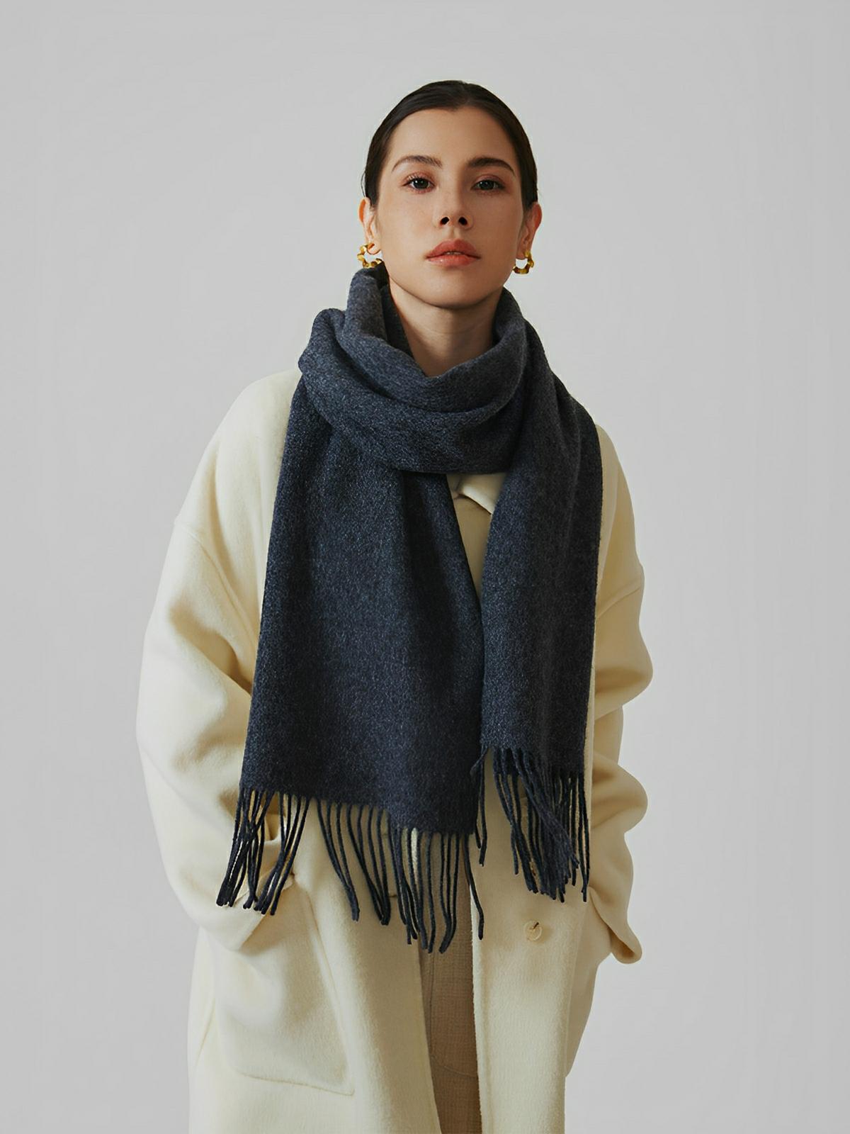 Écharpe chaude en laine douce pour femme, accessoire hivernal long à franges, confort thermique 100% laine naturelle, modèle Wilma - Écharpe - Gris foncé