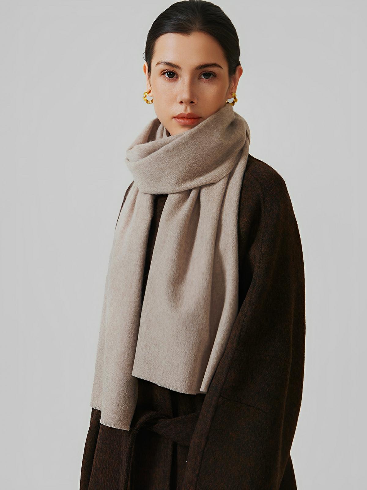 Écharpe en laine douce unie, format long, chaleur hivernale, confort naturel, style épuré, modèle Bérénice - Écharpe - Taupe