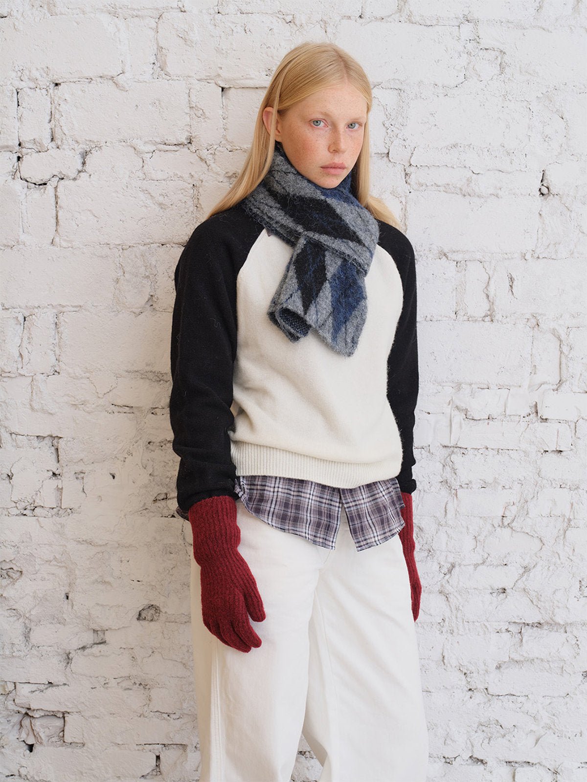 Écharpe en losanges duveteuse, motif argyle doux, laine mélangée chaude, accessoire hiver graphique, écharpe longue bicolore cosy, modèle Pawie - Écharpe - Gris