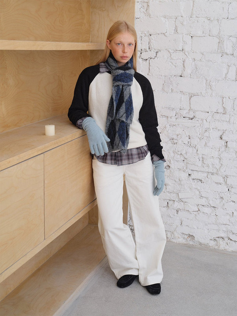 Écharpe en losanges duveteuse, motif argyle doux, laine mélangée chaude, accessoire hiver graphique, écharpe longue bicolore cosy, modèle Pawie - Écharpe - Gris