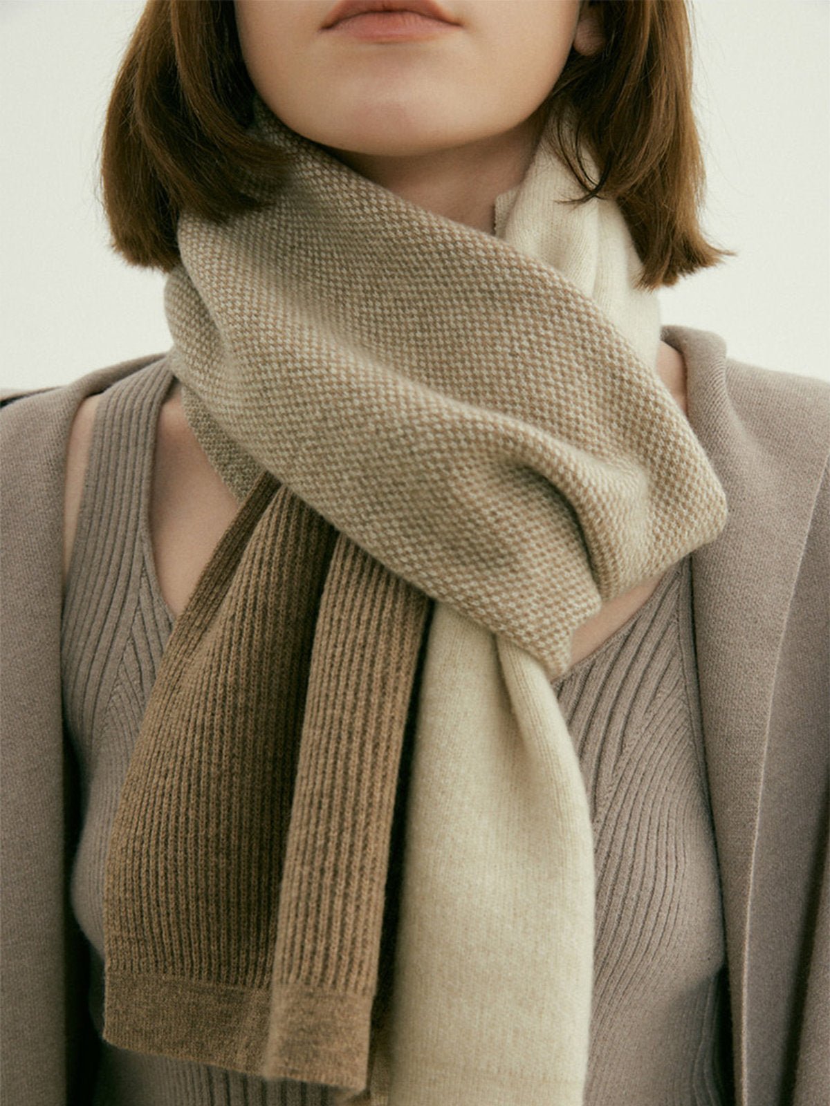 Écharpe femme hiver, design asymétrique, laine douce beige, tricot patchwork moderne, accessoire chaud stylé, modèle Cafrie - Écharpe - Beige Marron et Crème