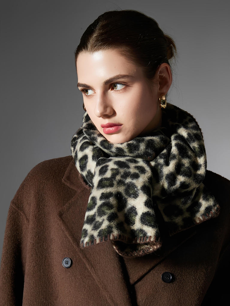 Écharpe femme hiver léopard, motif animalier doux, écharpe chaude longue, écharpe stylée confortable, accessoire automne hiver tendance, modèle Vésune - Écharpe - Beige