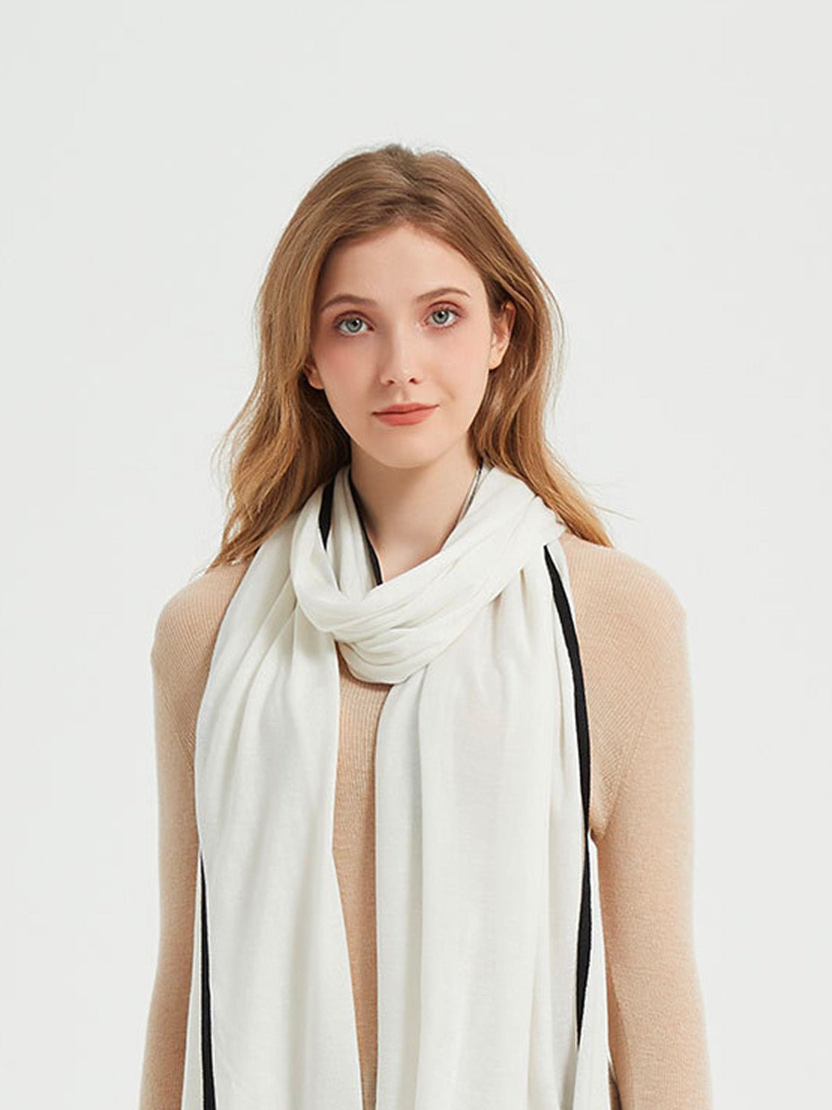 Écharpe femme hiver, longue écharpe chaude, laine cachemire modale, bords contrastés, style sobre et chic, modèle Gwen - Écharpe - Blanc