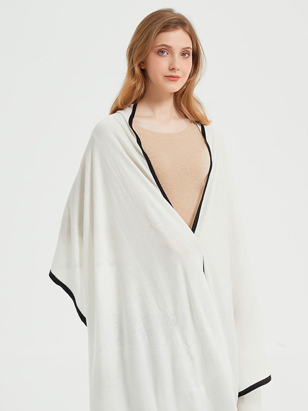 Écharpe femme hiver, longue écharpe chaude, laine cachemire modale, bords contrastés, style sobre et chic, modèle Gwen - Écharpe - Blanc