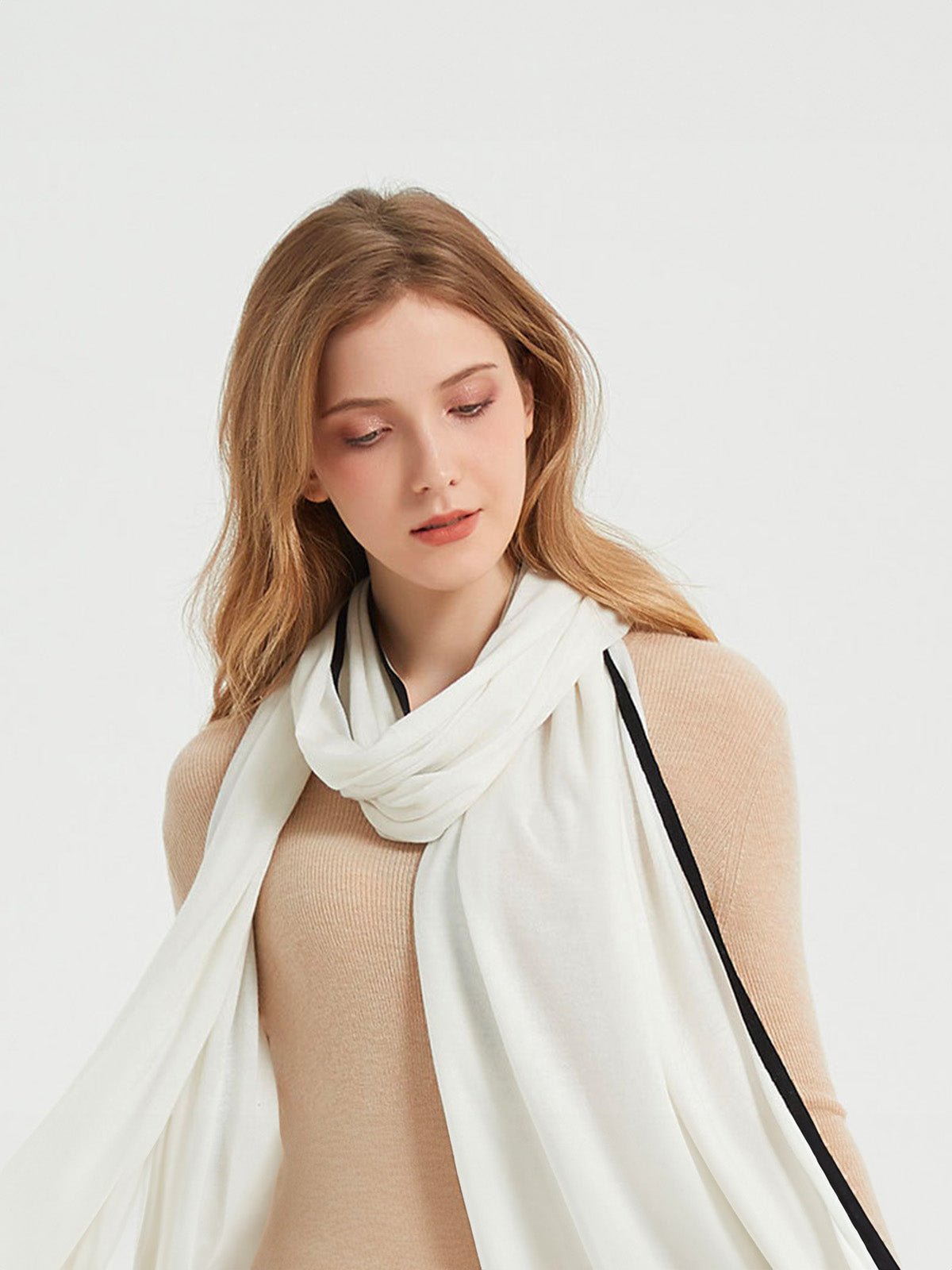Écharpe femme hiver, longue écharpe chaude, laine cachemire modale, bords contrastés, style sobre et chic, modèle Gwen - Écharpe - Blanc
