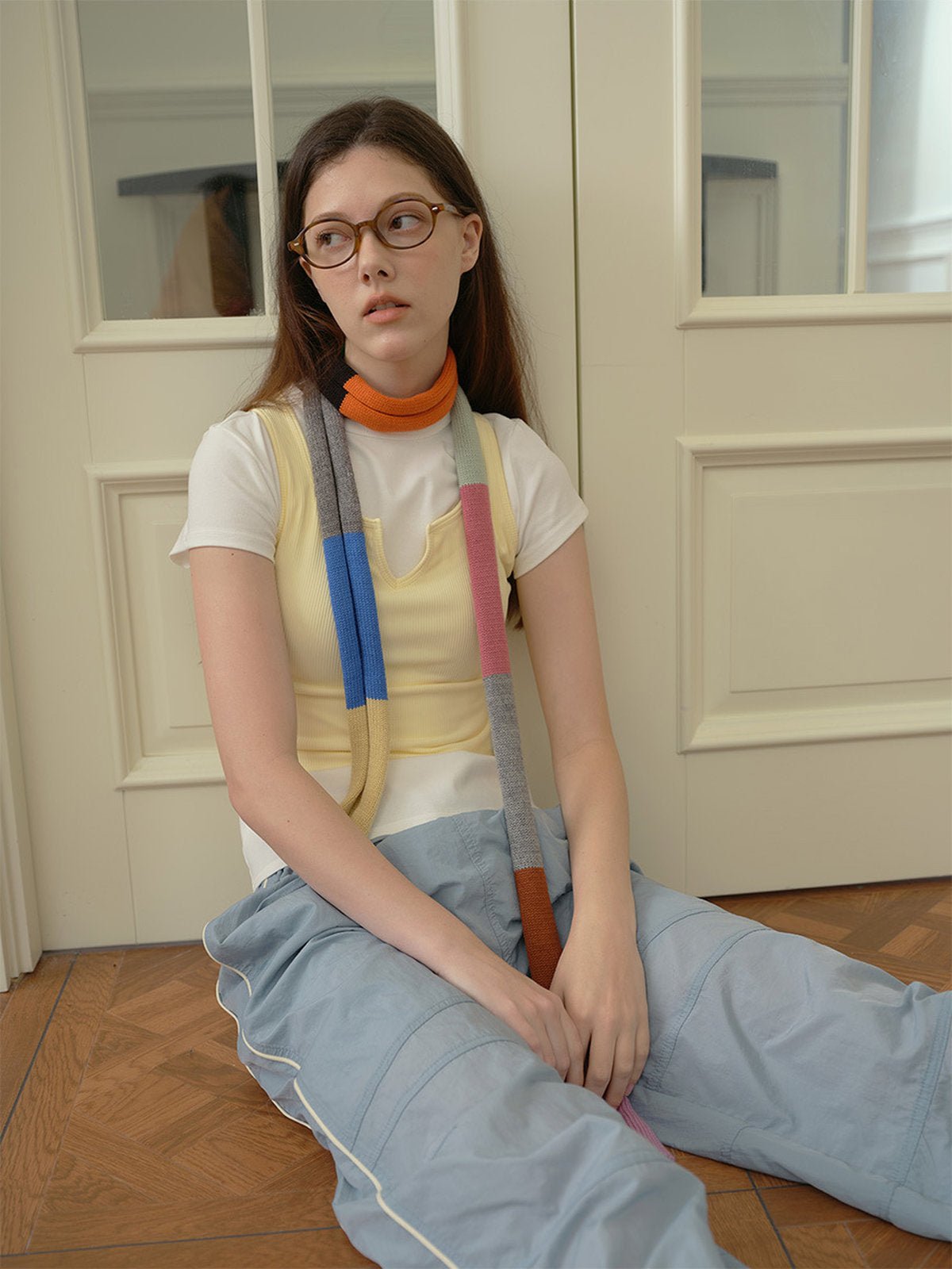 Écharpe fine multicolore en laine, design color block graphique, tricot doux et chaud, style streetwear minimaliste, accessoire hiver léger et stylé, longue écharpe patchwork, mix matières laine et acrylique, modèle Azunda - Écharpe - Style 1