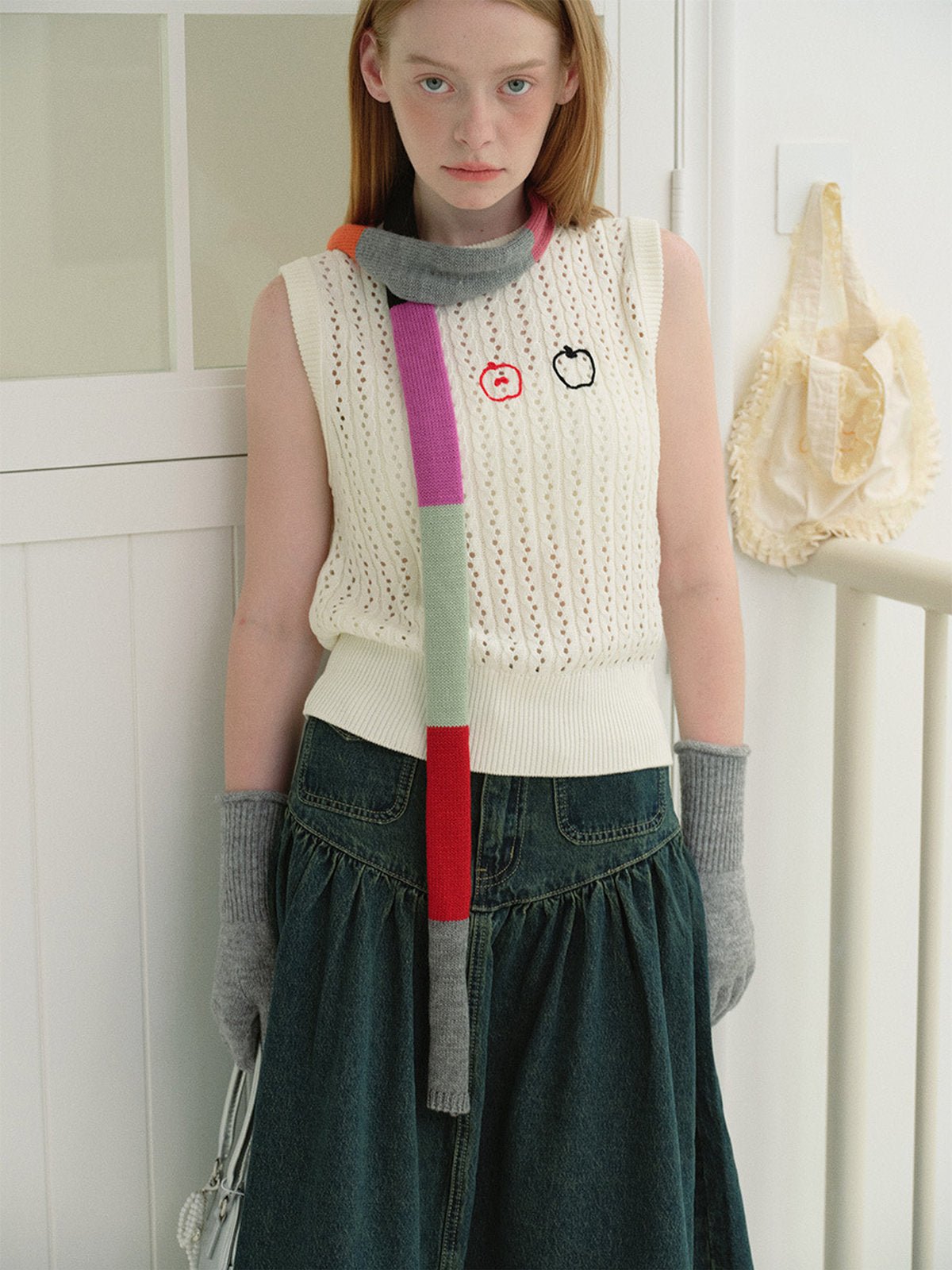 Écharpe fine multicolore en laine, design color block graphique, tricot doux et chaud, style streetwear minimaliste, accessoire hiver léger et stylé, longue écharpe patchwork, mix matières laine et acrylique, modèle Azunda - Écharpe - Style 2