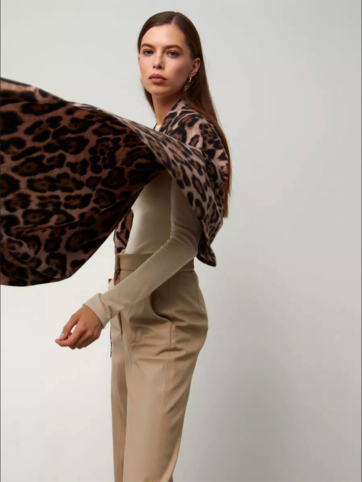 Écharpe léopard femme, douce et chaude, laine et éco - cachemire, grand format 180x70 cm, accessoire hiver chic, style audacieux et confortable, modèle Zorus - Écharpe - Beige