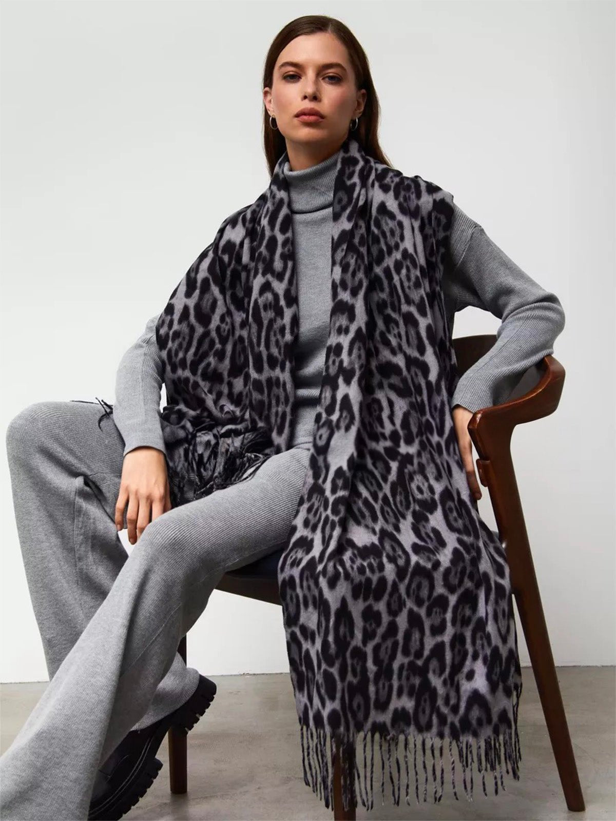 Écharpe léopard femme, douce et chaude, laine et éco - cachemire, grand format 180x70 cm, accessoire hiver chic, style audacieux et confortable, modèle Zorus - Écharpe - Gris