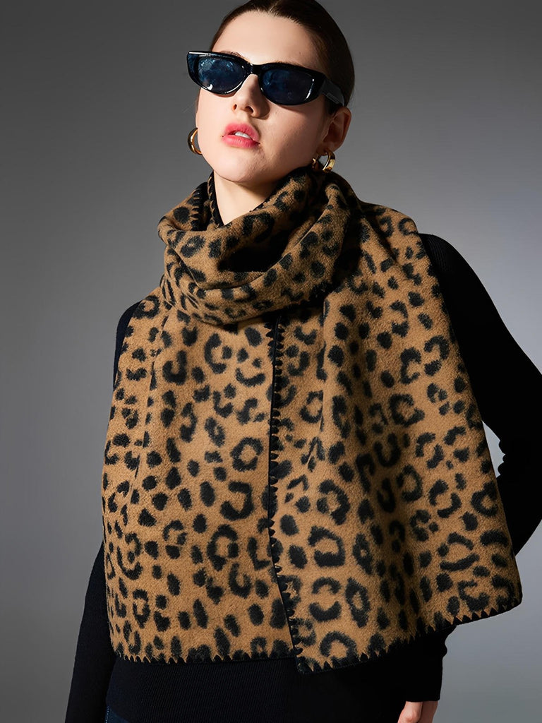 Écharpe léopard femme hiver, écharpe chaude douce longue, motif animalier tendance, accessoire mode automne, style chic et audacieux, modèle Stegma - Écharpe - Camel