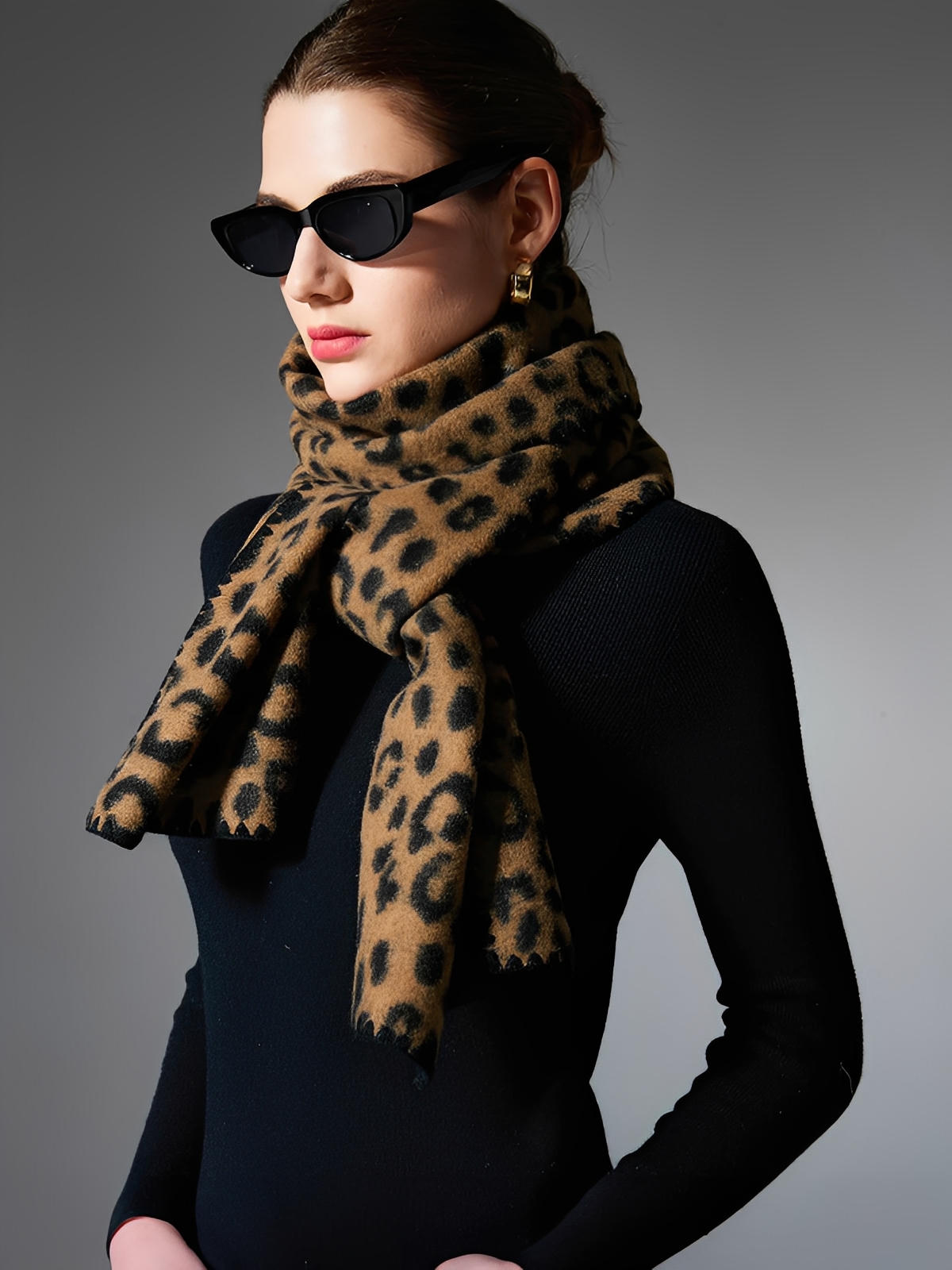 Écharpe léopard femme hiver, écharpe chaude douce longue, motif animalier tendance, accessoire mode automne, style chic et audacieux, modèle Stegma - Écharpe - Camel