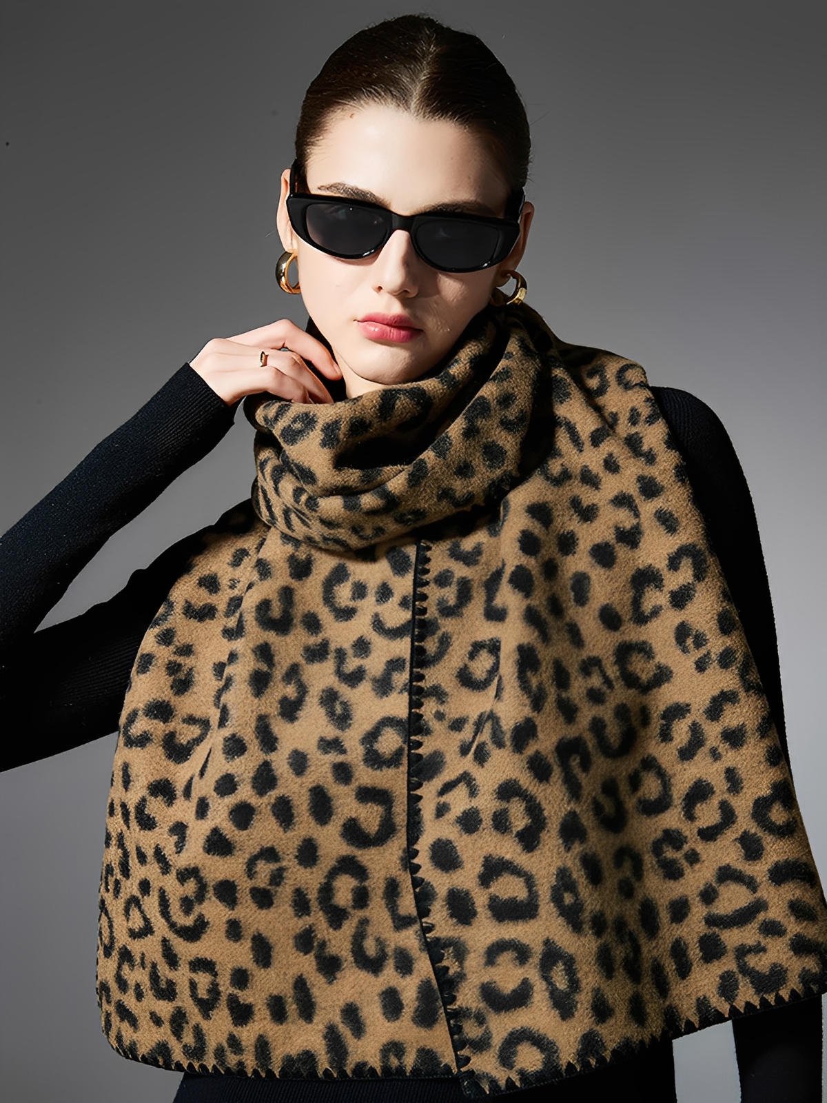 Écharpe léopard femme hiver, écharpe chaude douce longue, motif animalier tendance, accessoire mode automne, style chic et audacieux, modèle Stegma - Écharpe - Camel