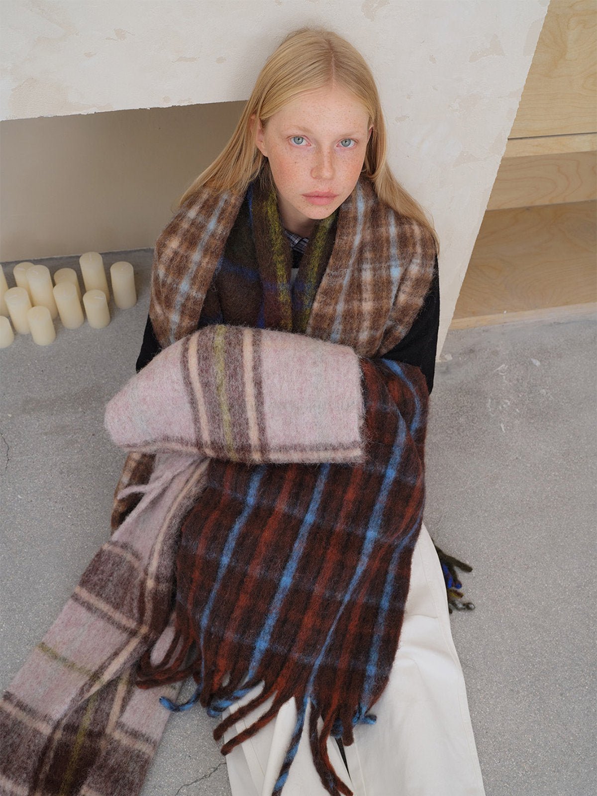 Écharpe longue à carreaux, laine mélangée douce, maxi format hiver, franges épaisses, écharpe chaude femme, style rétro cosy, écharpe plaid enveloppante, modèle Gretel - Écharpe - Café