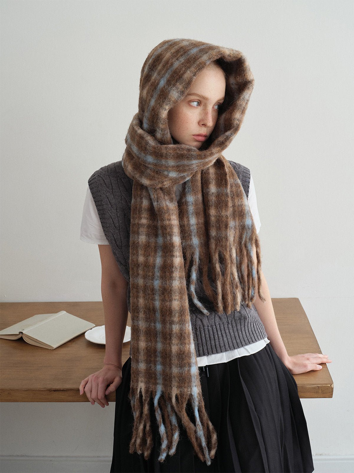 Écharpe longue à carreaux, laine mélangée douce, maxi format hiver, franges épaisses, écharpe chaude femme, style rétro cosy, écharpe plaid enveloppante, modèle Gretel - Écharpe - Marron