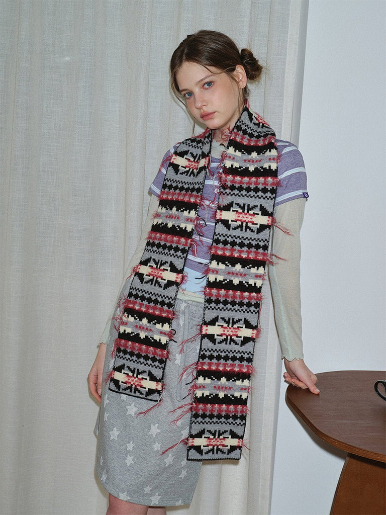 Écharpe longue chaude femme, style nordique graphique, tricot hivernal doux, motif géométrique noël rouge noir blanc, look streetwear original, modèle Aminoé - Écharpe - Noir Rouge et Blanc