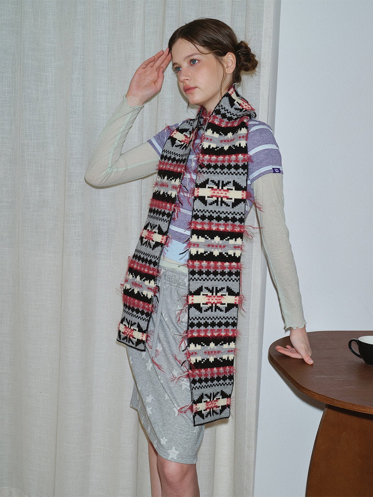 Écharpe longue chaude femme, style nordique graphique, tricot hivernal doux, motif géométrique noël rouge noir blanc, look streetwear original, modèle Aminoé - Écharpe - Noir Rouge et Blanc