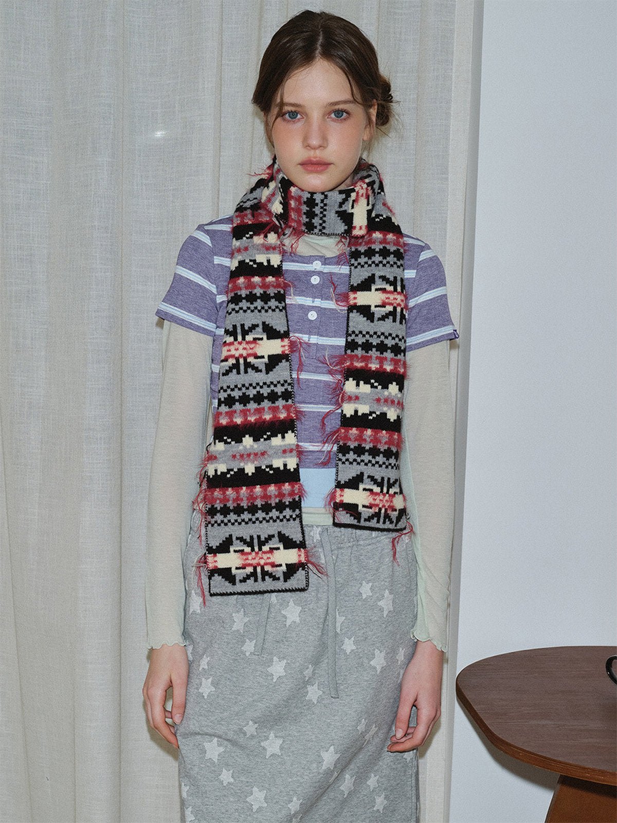 Écharpe longue chaude femme, style nordique graphique, tricot hivernal doux, motif géométrique noël rouge noir blanc, look streetwear original, modèle Aminoé - Écharpe - Noir Rouge et Blanc