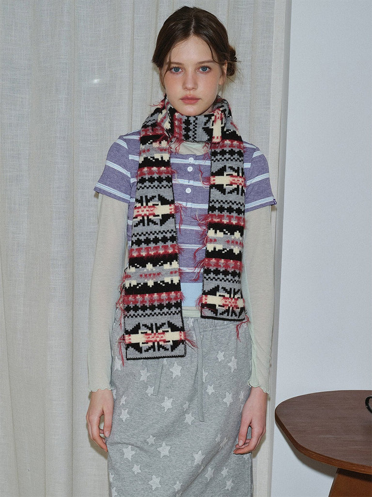 Écharpe longue chaude femme, style nordique graphique, tricot hivernal doux, motif géométrique noël rouge noir blanc, look streetwear original, modèle Aminoé - Écharpe - Noir Rouge et Blanc