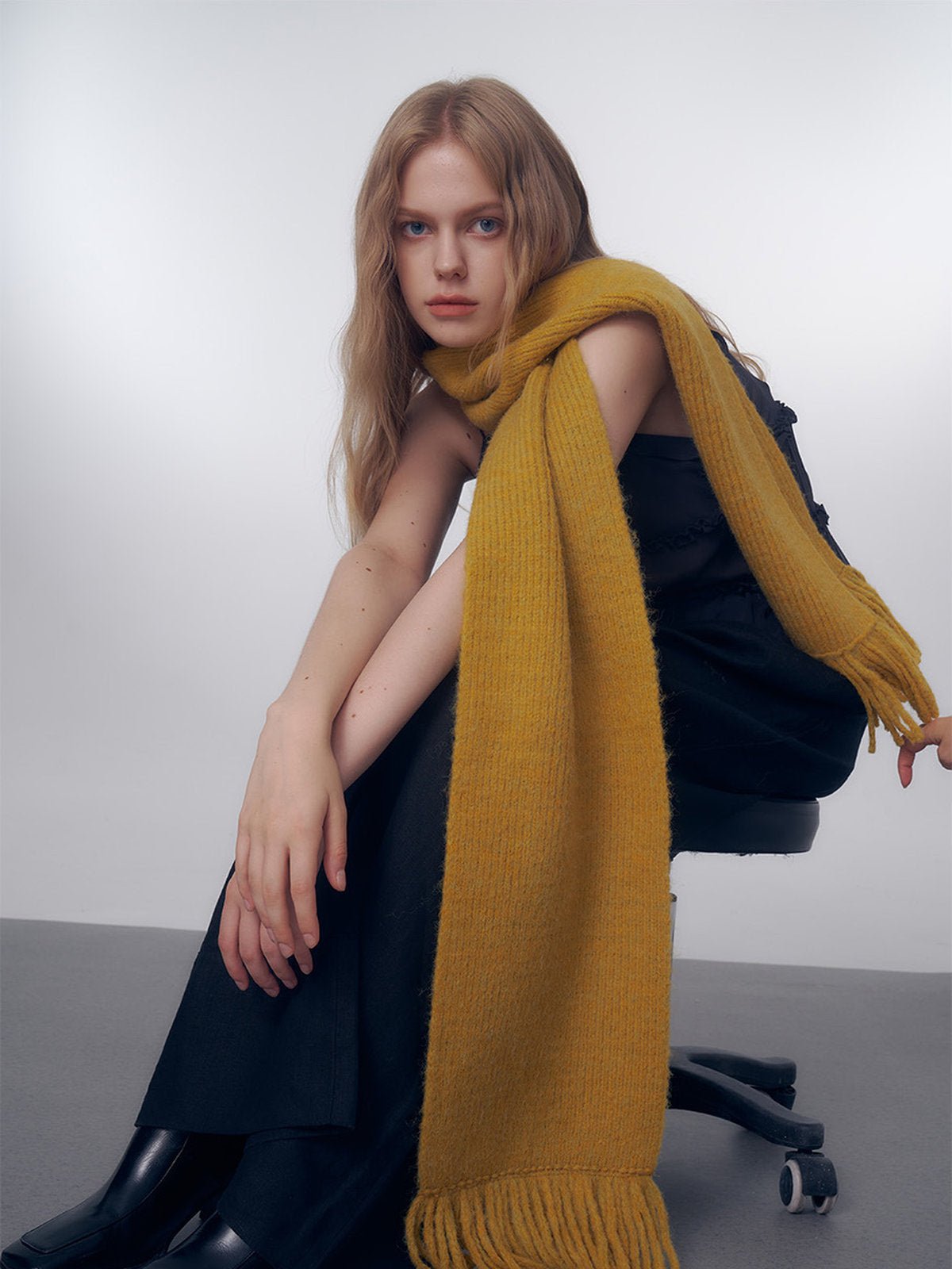 Écharpe longue hiver femme, tricot doux à franges, coloris unis, chaud et moelleux, style moderne casual, accessoire cocooning quotidien, modèle Mélona - Écharpe - Moutarde