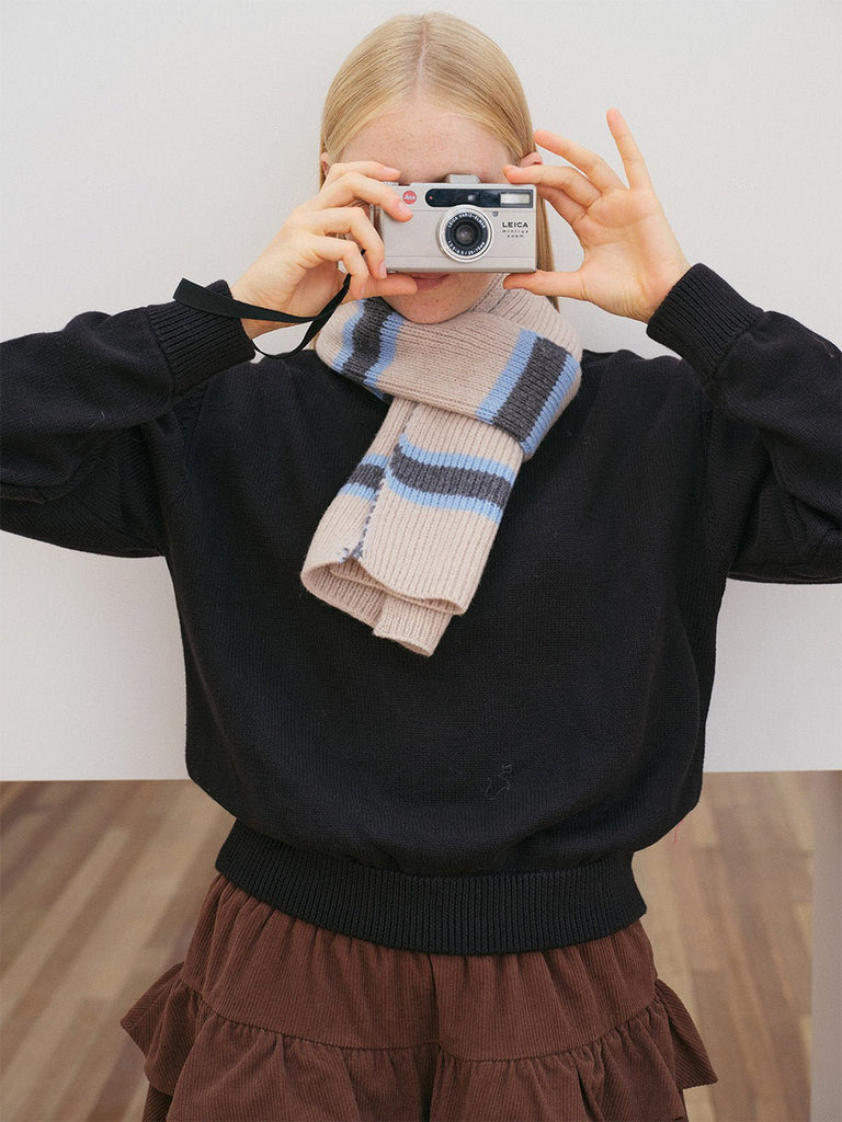 Écharpe rayée hiver femme, laine douce chaude, motif à rayures larges, tricotée à maille épaisse, style vintage graphique, modèle Zodia - Écharpe - Gris clair