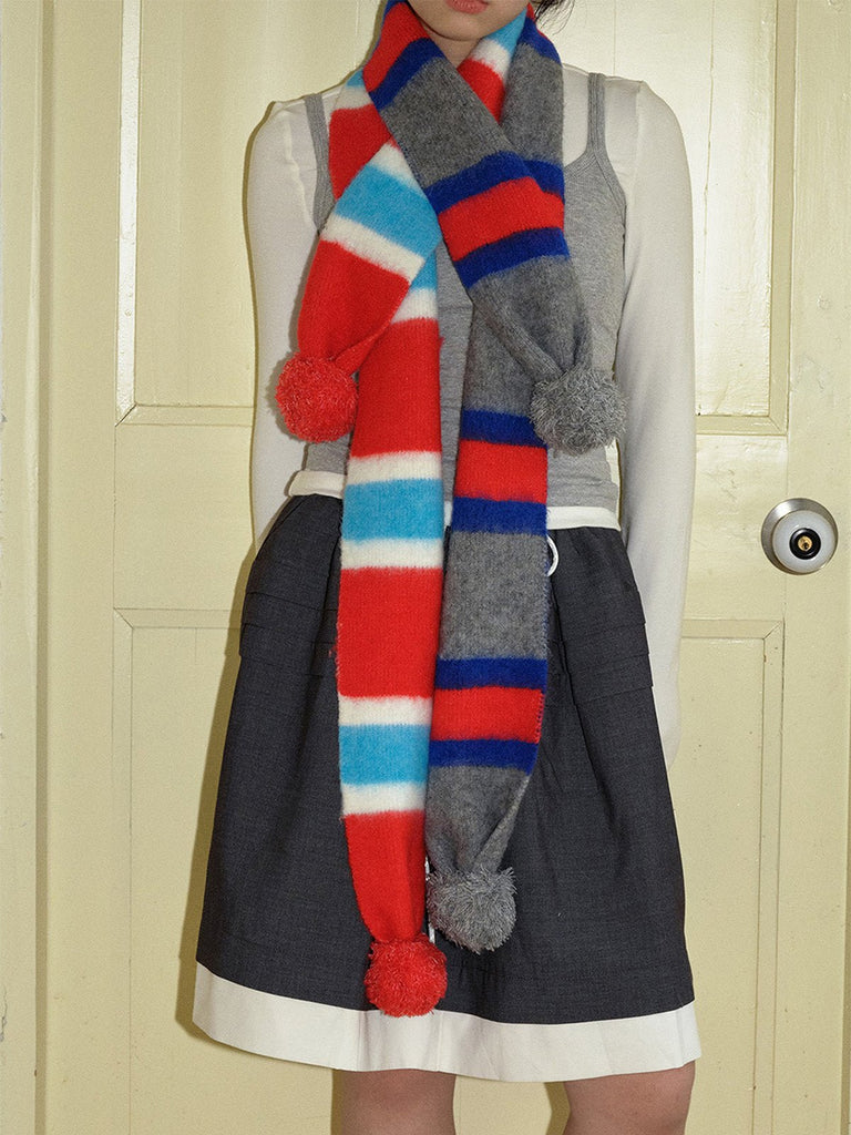 Écharpe tricolore à pompons, douce et chaude, look rétro coloré, hiver stylé, idéale pour superpositions, parfaite pour le froid, modèle Tafine - Écharpe - Rouge