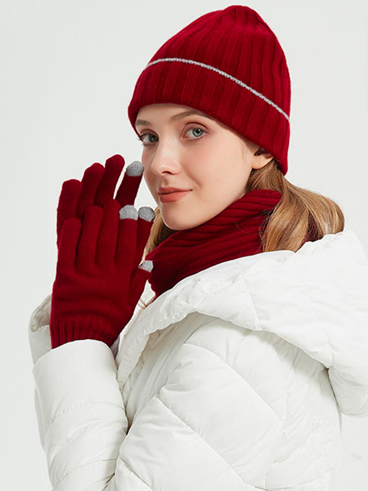 Ensemble d'hiver pure laine, bonnet côtelé, écharpe longue, gants tactiles, chaud confortable, style minimaliste, look unisexe, idéal grand froid, modèle Naeko - Écharpe - Bordeaux