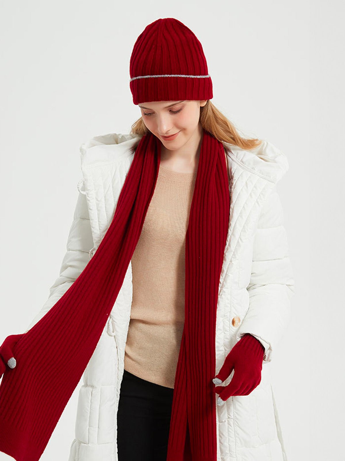 Ensemble d'hiver pure laine, bonnet côtelé, écharpe longue, gants tactiles, chaud confortable, style minimaliste, look unisexe, idéal grand froid, modèle Naeko - Écharpe - Bordeaux