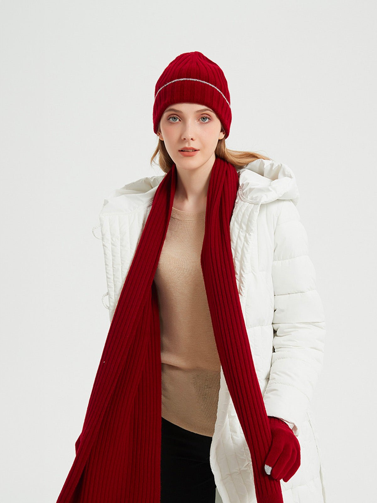 Ensemble d'hiver pure laine, bonnet côtelé, écharpe longue, gants tactiles, chaud confortable, style minimaliste, look unisexe, idéal grand froid, modèle Naeko - Écharpe - Bordeaux