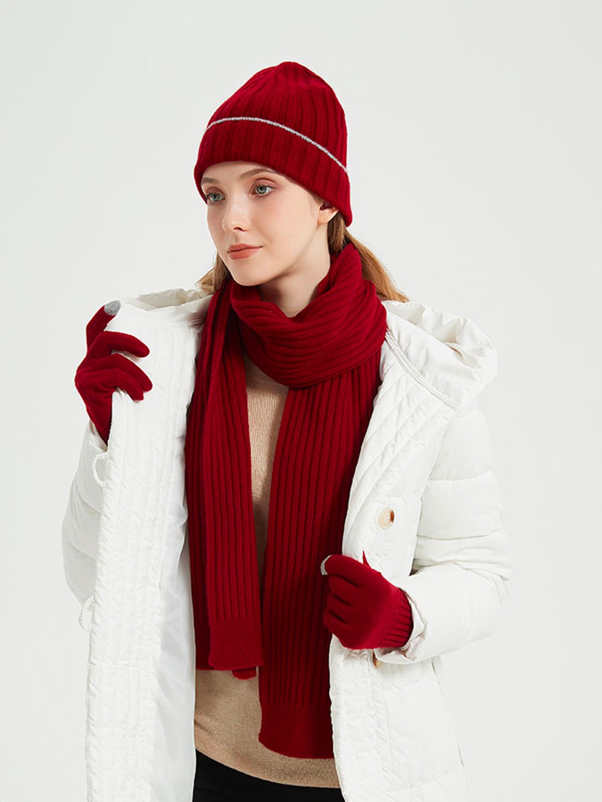 Ensemble d'hiver pure laine, bonnet côtelé, écharpe longue, gants tactiles, chaud confortable, style minimaliste, look unisexe, idéal grand froid, modèle Naeko - Écharpe - Bordeaux