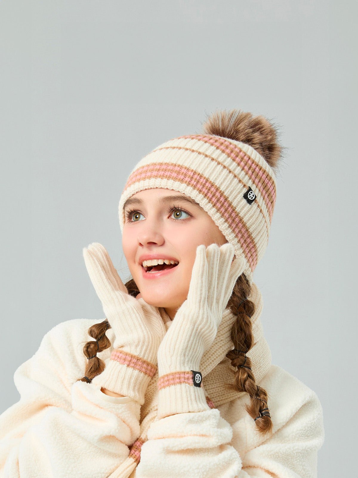 Ensemble hiver tricoté, bonnet rayé avec pompon amovible, écharpe assortie douce et chaude, gants tactiles confortables, look cocooning pour grands froids, modèle Hotcho - Écharpe - Blanc