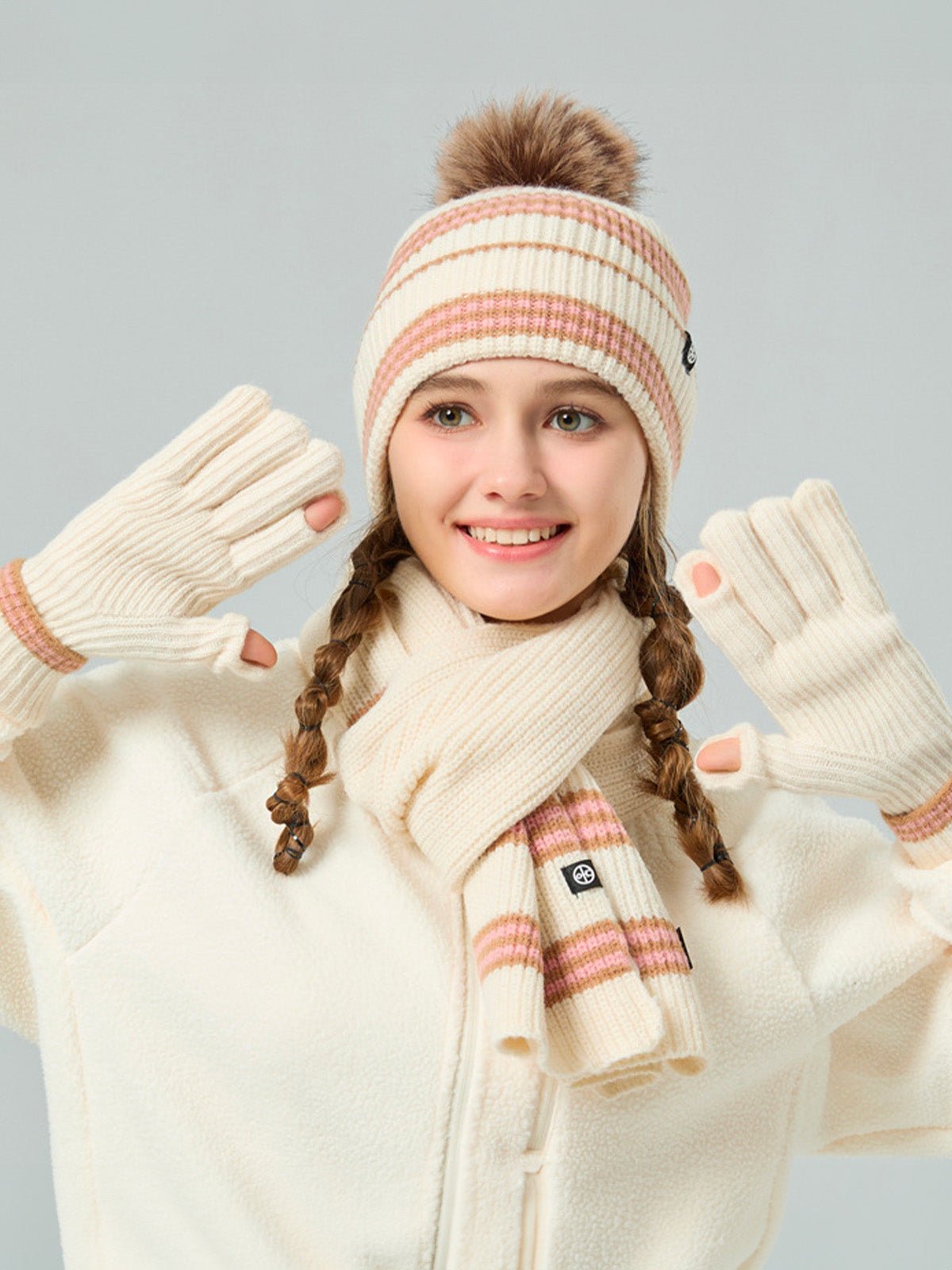Ensemble hiver tricoté, bonnet rayé avec pompon amovible, écharpe assortie douce et chaude, gants tactiles confortables, look cocooning pour grands froids, modèle Hotcho - Écharpe - Blanc