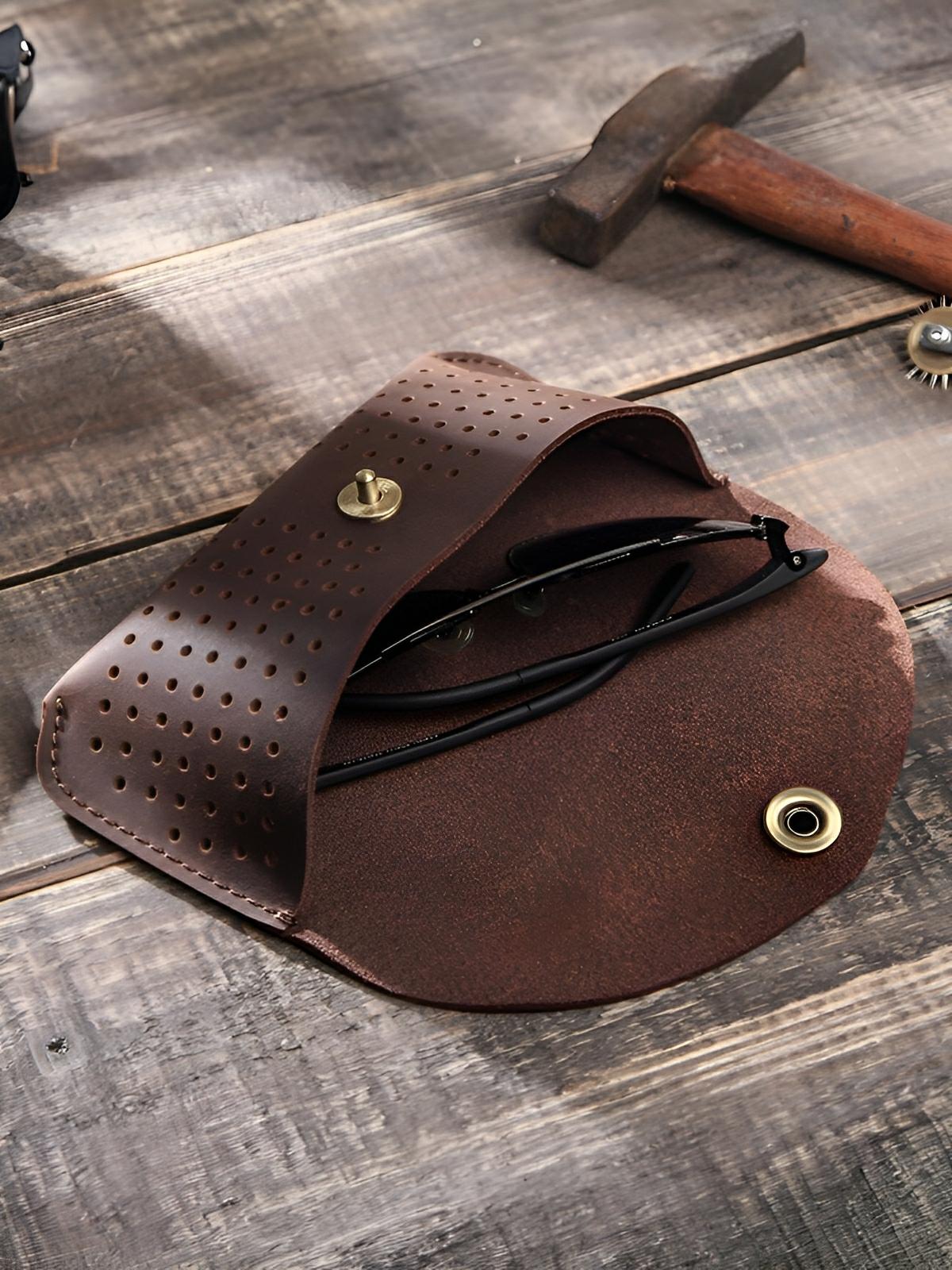 Étui à lunettes, en cuir, à l'aspect pratique, design perforé, modèle Ézéchias - Coffret - Café