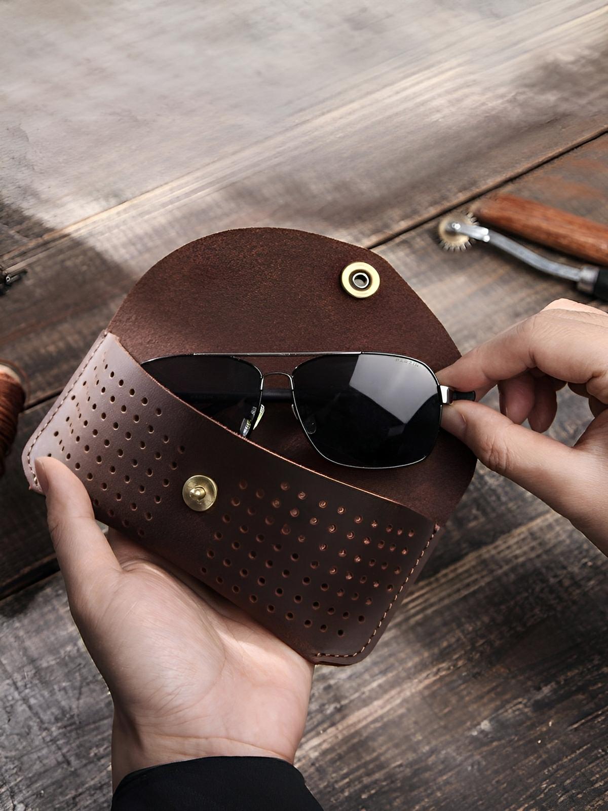 Étui à lunettes, en cuir, à l'aspect pratique, design perforé, modèle Ézéchias - Coffret - Café