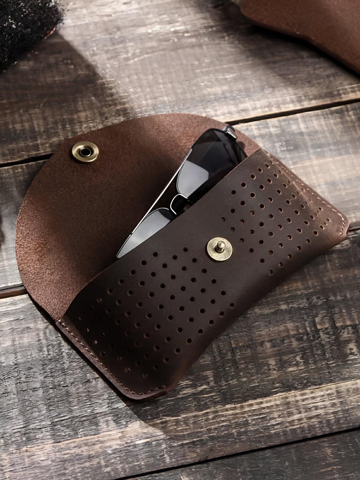 Étui à lunettes, en cuir, à l'aspect pratique, design perforé, modèle Ézéchias - Coffret - Café