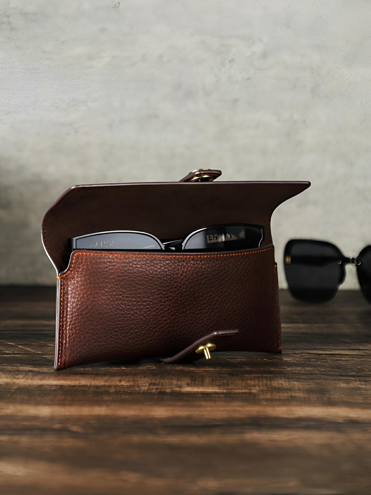 Étui à lunettes, en cuir, subtil et authentique, modèle Aymon - Coffret - Café