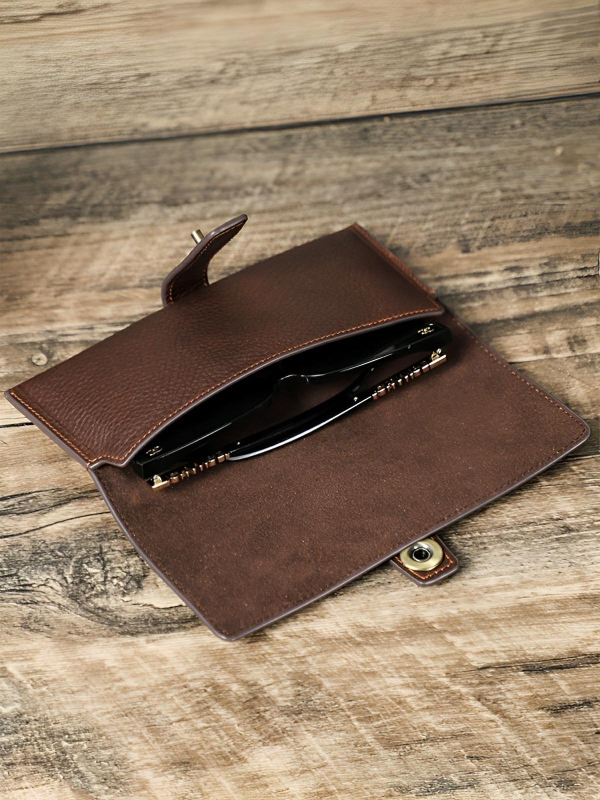Étui à lunettes, en cuir, subtil et authentique, modèle Aymon - Coffret - Café