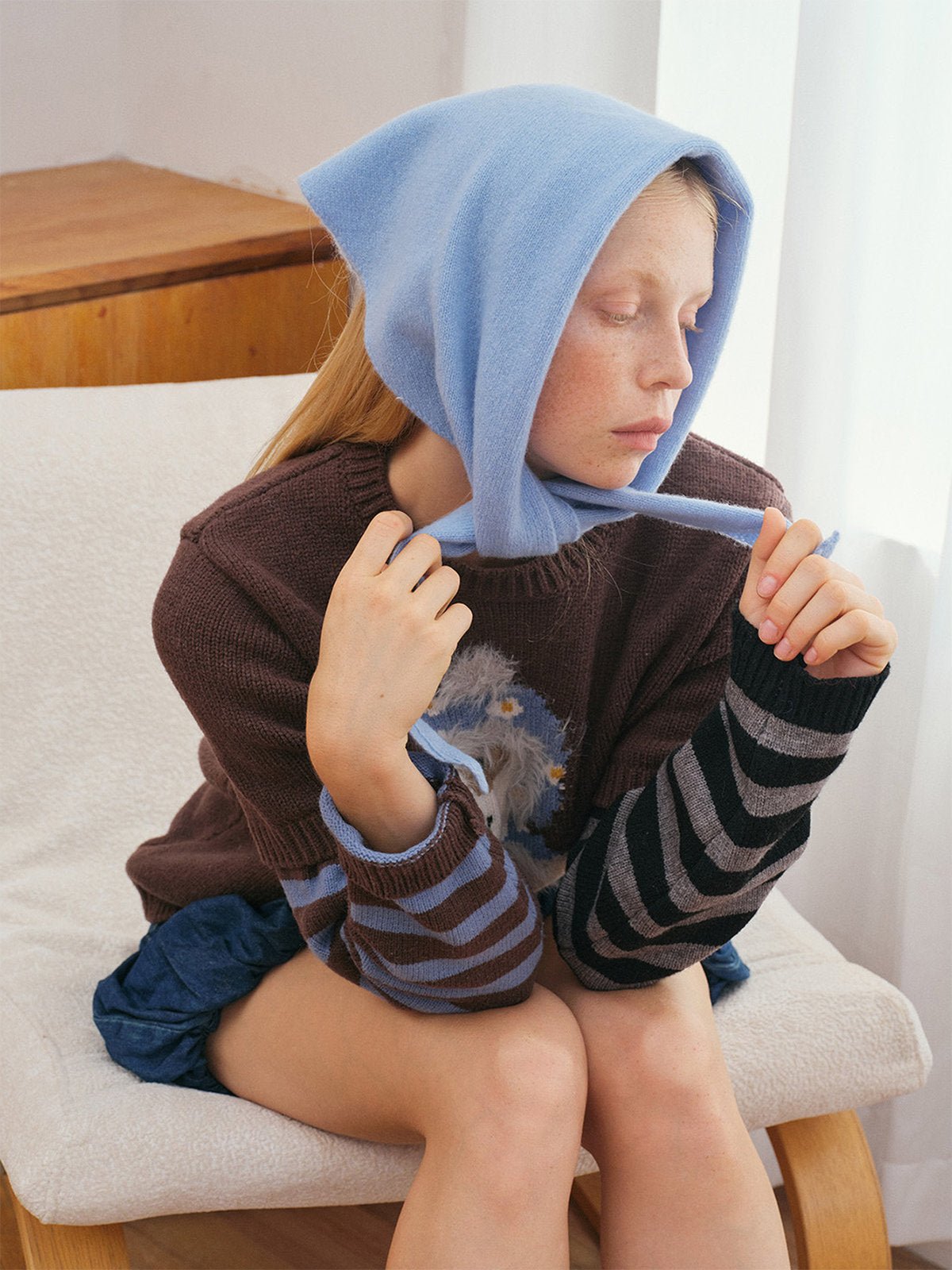 Foulard capuche en laine, foulard triangle à nouer, couvre - chef doux et chaud, accessoire laine hiver, foulard style rétro moderne, modèle Lasmi - Écharpe - Bleu clair